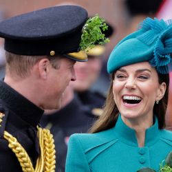 El príncipe británico Guillermo, príncipe de Gales y la princesa británica Catalina de Gales reaccionan durante su visita al 1er Batallón de Guardias Irlandeses, en el cuartel de Mons en Aldershot, al suroeste de Londres. | Foto:Chris Jackson / POOL / AFP