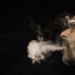 El rapero, cantante y productor estadounidense Snoop Dogg exhala humo durante su actuación en el Ziggo Dome, como parte de su gira "I Wanna Thank Me Tour", en Ámsterdam. | Foto:Sander Koning / ANP / AFP