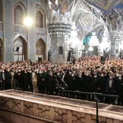 Esta foto de distribución facilitada por la oficina del Líder Supremo de Irán, el ayatolá Ali Jamenei, lo muestra saludando ante la gente durante un mitin en la ciudad de Mashhad. | Foto:KHAMENEI.IR / AFP