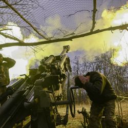 Militares ucranianos disparan un obús M777 contra posiciones rusas cerca de Bajmut, en el este de Ucrania, en medio de la invasión rusa de Ucrania. | Foto:Aris Messinis / AFP