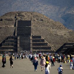 Personas caminan frente a la Pirámide de la Luna en Teotihuacán, Estado de México, durante la celebración del equinoccio de primavera. | Foto:CLAUDIO CRUZ / AFP