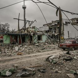 Un coche pasa a través de un área destruida después de un ataque en la ciudad de Avdiivka, Donetsk Oblast, Ucrania. | Foto:Aris Messinis / AFP