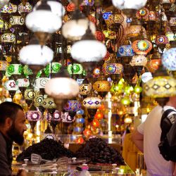 Varias personas en una tienda que vende adornos en el Souq Ramadan de Dubai, antes del mes sagrado de ayuno musulmán del Ramadán. | Foto:KARIM SAHIB / AFP