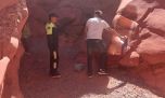 Ejemplar: obligan a un turista a limpiar un cerro de la Quebrada de Humahuaca que había escrito y dibujado