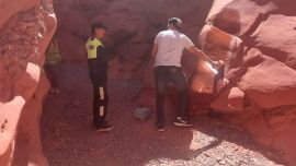 El turista fue capturado mientras dañaba el cerro.