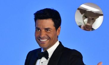 El sensual video de Chayanne con unas máscara que se hizo viral