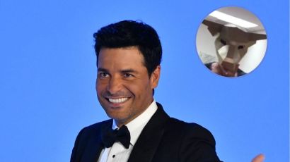 El sensual video de Chayanne con unas máscara que se hizo viral