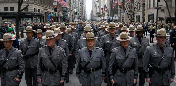 Agentes de la Policía del Estado de Nueva York participan en el desfile del Día de San Patricio en Nueva York.