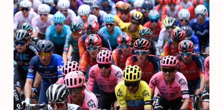 Ciclistas compiten durante la 1ª etapa de la Vuelta Ciclista a Cataluña 2023, con salida y llegada en Sant Feliu de Guixols.