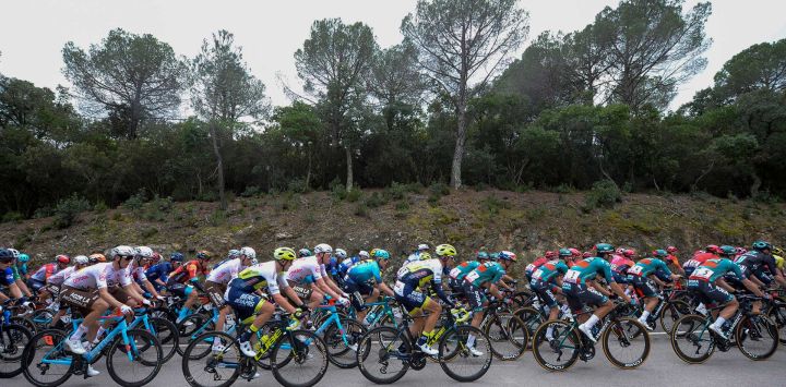 Ciclistas compiten durante la 1ª etapa de la Vuelta Ciclista de Cataluña 2023, con salida y llegada en Sant Feliu de Guixols.