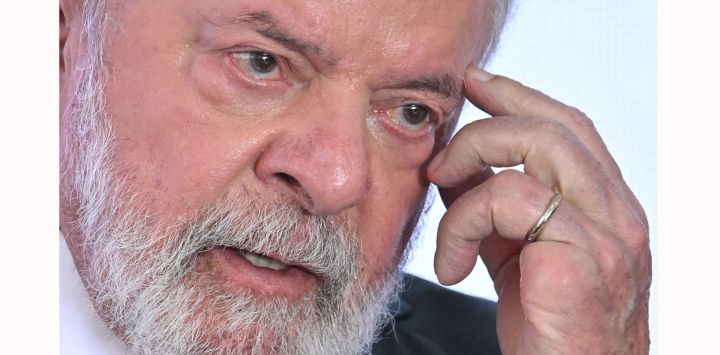 El presidente brasileño Luiz Inacio Lula da Silva gesticula mientras pronuncia un discurso durante el lanzamiento del programa 'Mas Médicos', que pretende aumentar la oferta de atención médica en regiones desfavorecidas y aisladas, en el Palacio de Planalto en Brasilia.