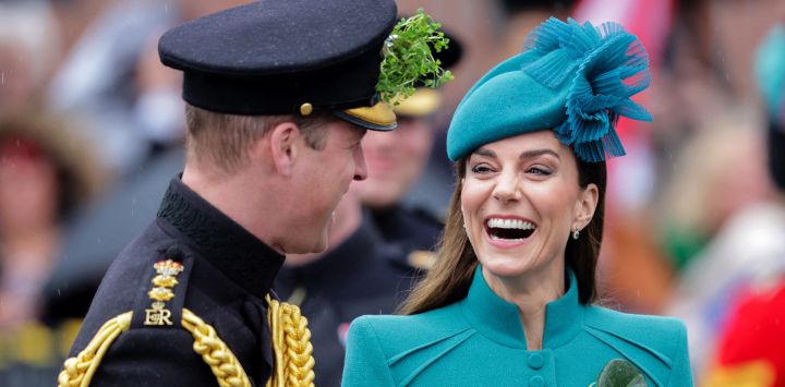 El príncipe británico Guillermo, príncipe de Gales y la princesa británica Catalina de Gales reaccionan durante su visita al 1er Batallón de Guardias Irlandeses, en el cuartel de Mons en Aldershot, al suroeste de Londres.