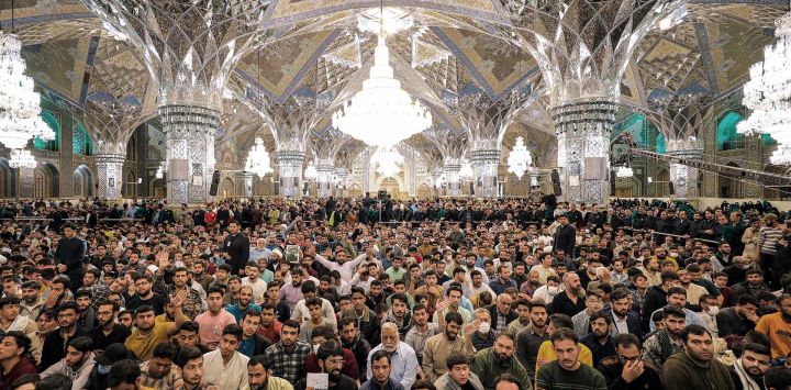 Esta foto de distribución facilitada por la oficina del Líder Supremo de Irán, el ayatolá Ali Jamenei, muestra a personas que asisten a un mitin con él en la ciudad de Mashhad.