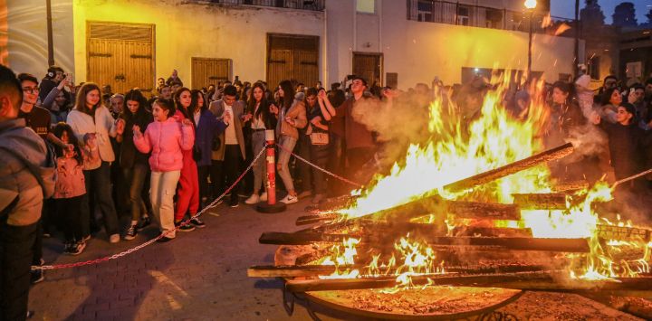 Imagen de personas azerbaiyanas reuniéndose para celebrar el Nowruz, en Bakú, capital de Azerbaiyán.