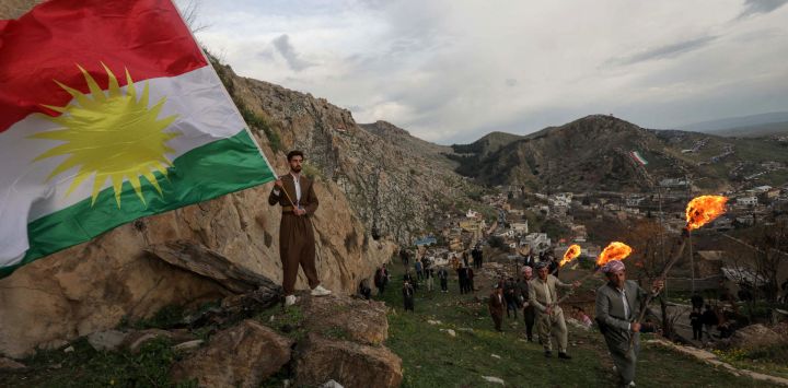 Kurdos iraquíes celebran el año nuevo persa Nowruz, en la ciudad de Akre, en la región autónoma kurda del norte de Irak. - Millones de personas de Oriente, Asia y Europa del Este celebran el festival del año nuevo Nowruz, que marca el comienzo de la primavera.