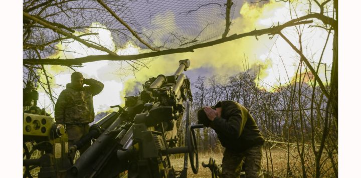 Militares ucranianos disparan un obús M777 contra posiciones rusas cerca de Bajmut, en el este de Ucrania, en medio de la invasión rusa de Ucrania.