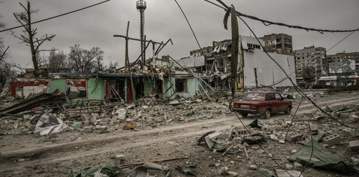 Un coche pasa a través de un área destruida después de un ataque en la ciudad de Avdiivka, Donetsk Oblast, Ucrania.