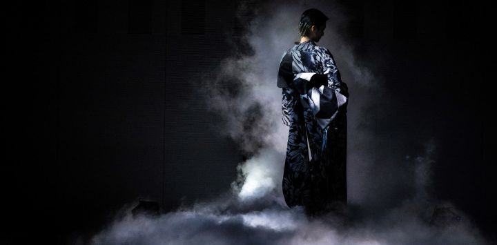 Una modelo muestra una creación de la colección 2023 A/W del diseñador japonés Jotaro Saito en la Semana de la Moda de Tokio.