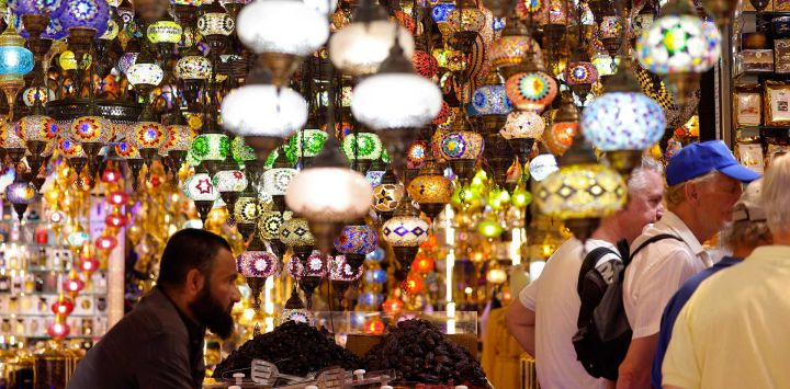 Varias personas en una tienda que vende adornos en el Souq Ramadan de Dubai, antes del mes sagrado de ayuno musulmán del Ramadán.