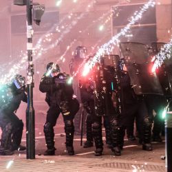 Agentes de policía se enfrentan a manifestantes pocos días después de que el gobierno francés impulsara una reforma de las pensiones en el Parlamento sin someterla a votación, amparándose en el artículo 49.3 de la Constitución, en Nantes, oeste de Francia. | Foto:LOIC VENANCE / AFP
