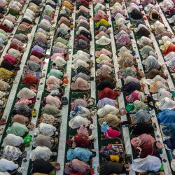 Devotos musulmanes ofrecen oraciones marcando el comienzo del mes sagrado del Ramadán en la mezquita de Al Akbar en Surabaya, Indonesia. | Foto:JUNI KRISWANTO / AFP