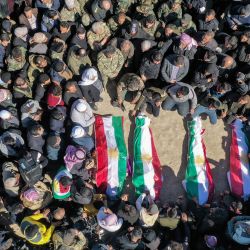 Esta vista aérea muestra a los dolientes reunidos alrededor de los cuerpos de algunas de las víctimas kurdas asesinadas la noche anterior por combatientes apoyados por Turquía en medio de las celebraciones del Año Nuevo de Nowruz en Jindayris, Siria. | Foto:OMAR HAJ KADOUR / AFP