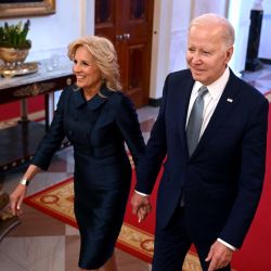 El presidente de los Estados Unidos, Joe Biden, y la primera dama, Jill Biden, llegan a la ceremonia de entrega de premios de Artes y Humanidades en el Salón Este de la Casa Blanca en Washington, DC. | Foto:SAUL LOEB / AFP