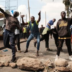 Manifestantes gesticulan durante una concentración multitudinaria convocada por el líder de la oposición Raila Odinga, que afirma que le robaron las últimas elecciones presidenciales en Kenia. | Foto:YASUYOSHI CHIBA / AFP