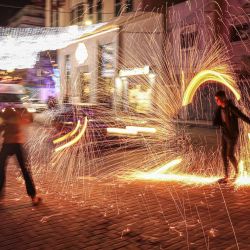 Palestinos celebran en una calle el Ramadán, el mes musulmán más sagrado, en la ciudad de Jan Yunis, en el sur de la Franja de Gaza. | Foto:SAID KHATIB / AFP