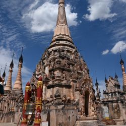 Un turista camina junto a las estupas del complejo de pagodas de Kakku, cerca del municipio de Taunggyi, en el estado meridional de Shan, en Myanmar. | Foto:Sai Aung Main / AFP