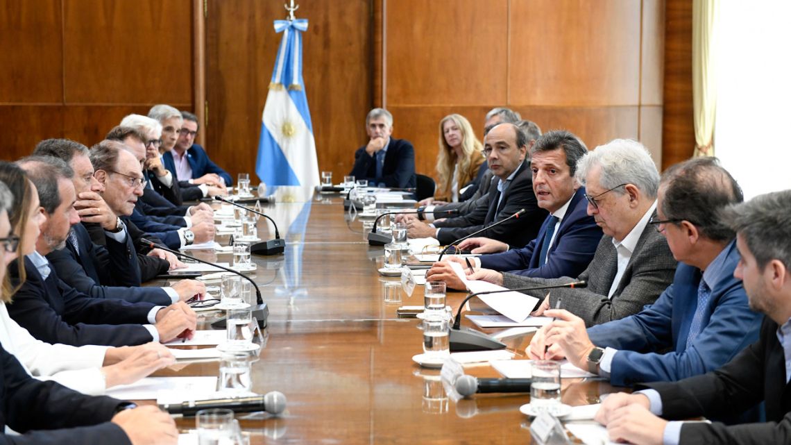 Economy Minister Sergio Massa heads a meeting with representatives of banks and investment funds.