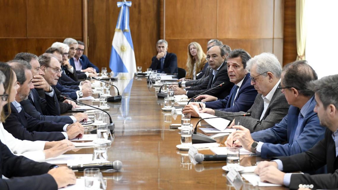 Finalizó el encuentro de Sergio Massa con banqueros y caen los bonos antes de los anuncios