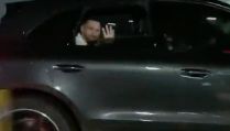 Leo Messi saluda desde el auto que lo traslada por la ciudad