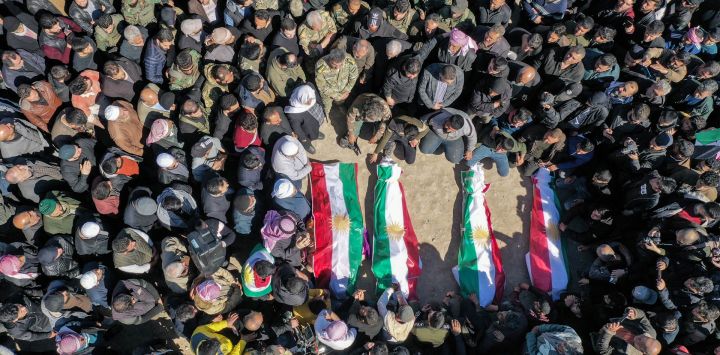 Esta vista aérea muestra a los dolientes reunidos alrededor de los cuerpos de algunas de las víctimas kurdas asesinadas la noche anterior por combatientes apoyados por Turquía en medio de las celebraciones del Año Nuevo de Nowruz en Jindayris, Siria.