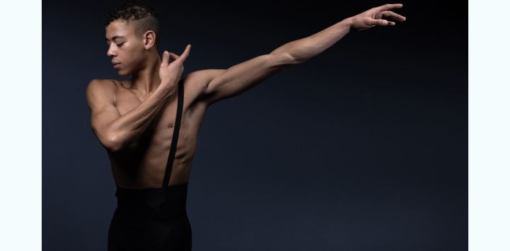 El bailarín francés Etoile del Ballet de la Ópera de París Guillaume Diop, posa durante una sesión fotográfica en París.