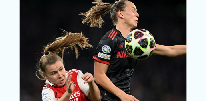 La defensora holandesa del Arsenal Victoria Pelova y la delantera alemana del Bayern de Múnich Klara Buehl se disputan la pelota durante el partido de fútbol de ida de cuartos de final de la UEFA Women's Champions League entre el FC Bayern de Múnich y el Arsenal en Múnich, sur de Alemania.