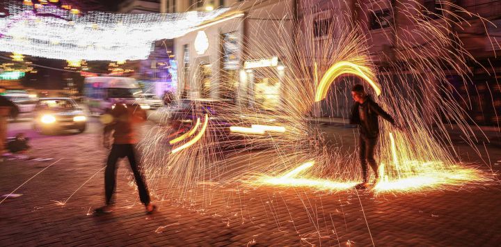 Palestinos celebran en una calle el Ramadán, el mes musulmán más sagrado, en la ciudad de Jan Yunis, en el sur de la Franja de Gaza.