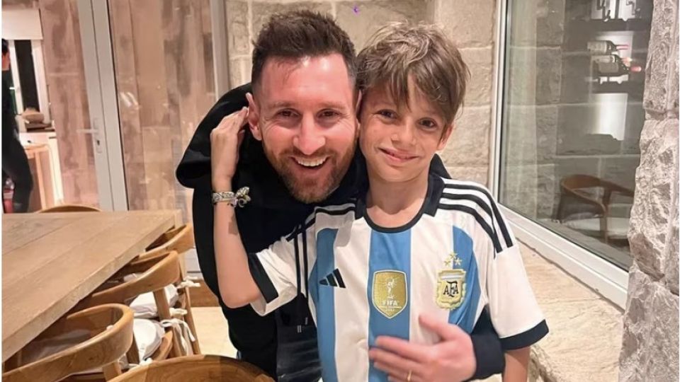 Lionel Messi visitó a Tinelli y posó con su hijo menor.