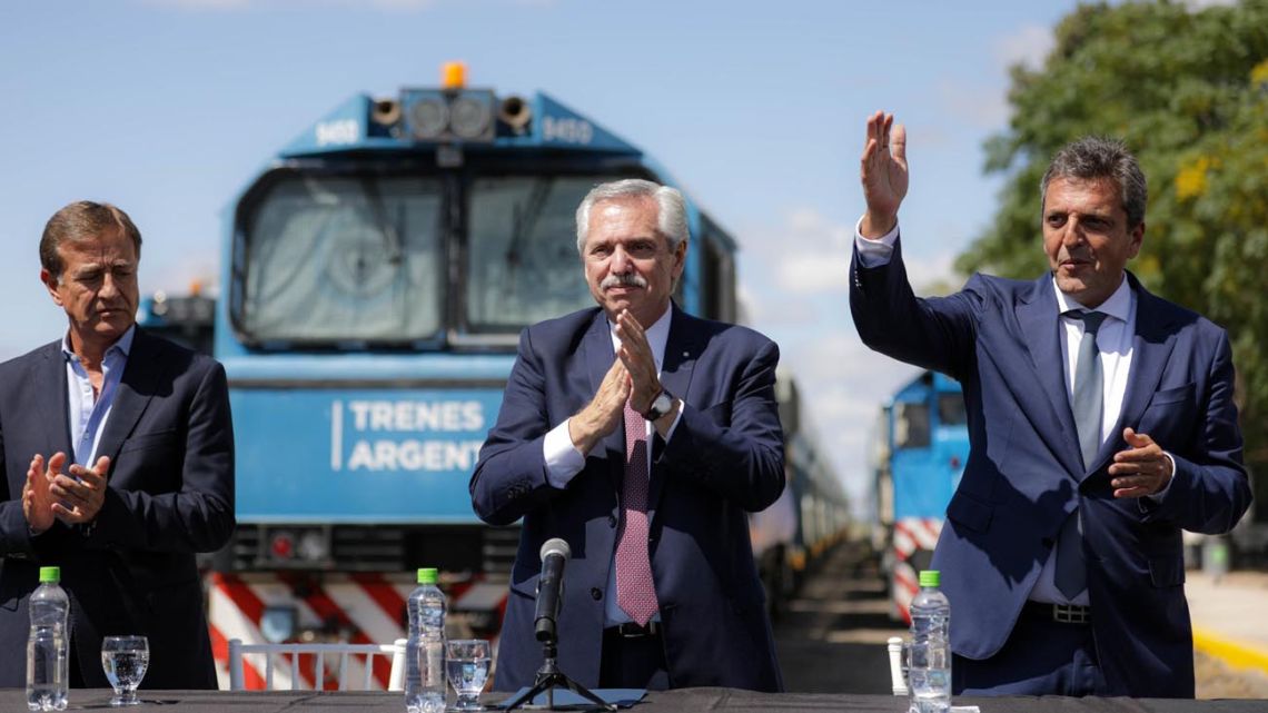 Cruces entre Gobierno y oposición por las 30 horas que tarda el tren a Mendoza