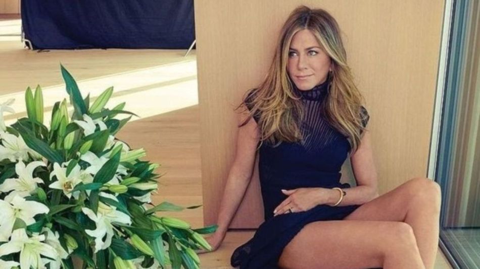 Jennifer Aniston impacta en un vestido de transparencias plateados y  bordados brillantes | Caras