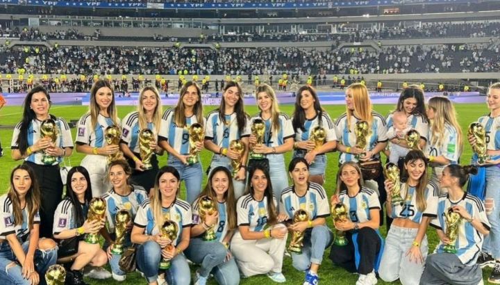 Las mujeres de la Selección Argentina festejando junto a los Campeones en el Monumental