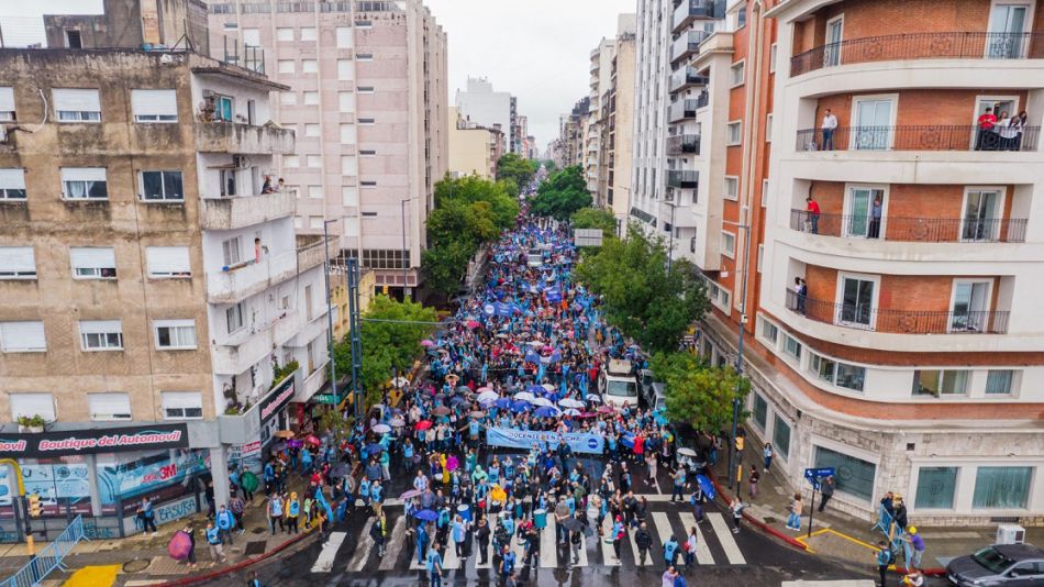 Miles de maestros marcharon en Córdoba, en reclamo de mejoras salariales y en las jubilaciones del sector.