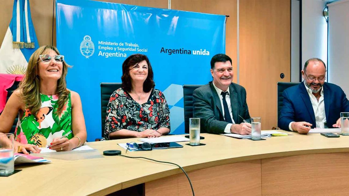 También Olmos recibe fuego amigo por el Salario Mínimo