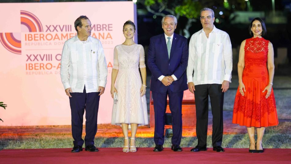 Alberto Fernández y Fabiola Yañez en la recepción oficial, con el presidente Abinader, su esposa, y el secretario iberoamericano Andrés Allamand.