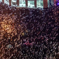 Esta vista aérea muestra a la gente protestando en Tel Aviv contra el controvertido proyecto de ley de revisión judicial del gobierno, en Israel. | Foto:AHMAD GHARABLI / AFP