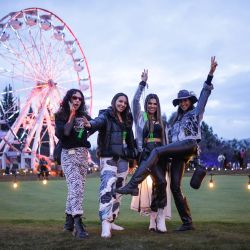 Imagen de mujeres posando para una fotografía durante el Festival Estéreo Picnic 2023, en las afueras de Bogotá, Colombia. | Foto:Xinhua/Str