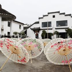 Imagen de sombrillas de papel de aceite en una fábrica de elaboración, una artesanía tradicional china con una historia de más de 800 años, en el distrito de Wuyuan, en la provincia de Jiangxi, en el este de China. | Foto:Xinhua/Liu Yang