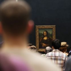 Imagen de visitantes observando la pintura "Mona Lisa" de Leonardo da Vinci en el Museo del Louvre, en París, Francia. El Louvre, anteriormente una residencia real, se convirtió en museo en 1793 durante la Revolución Francesa. | Foto:Xinhua/Gao Jing