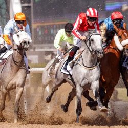 Los jinetes compiten en la carrera de caballos de la Copa del Mundo de Dubai en el hipódromo de Meydan, en Dubai. | Foto:KARIM SAHIB / AFP