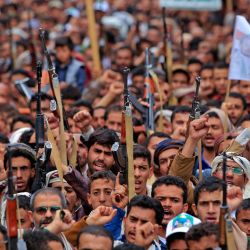 Partidarios de los rebeldes hutíes de Yemen participan en una concentración con motivo del octavo aniversario de la intervención liderada por Arabia Saudí en su país, en Saná. | Foto:Mohammed Huwais / AFP